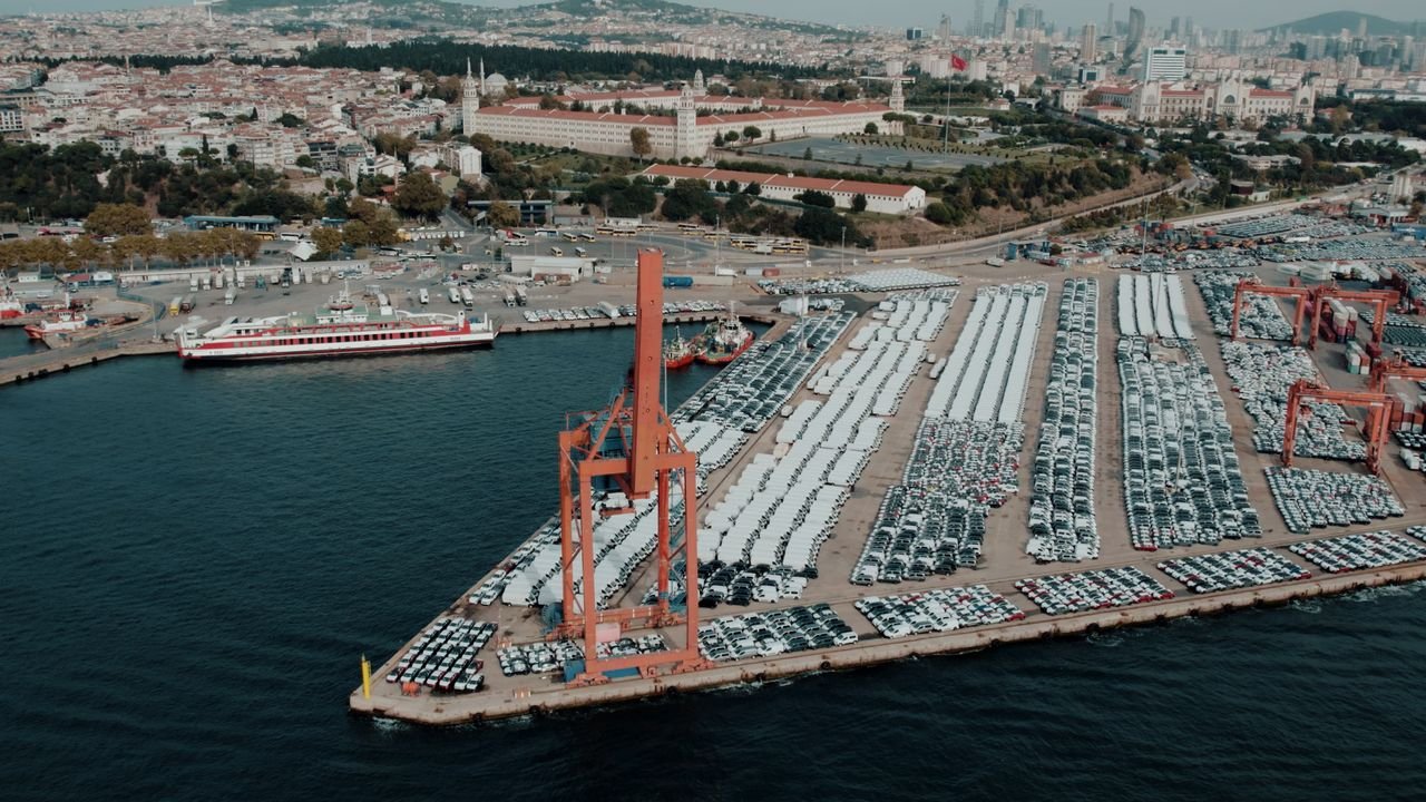 Crafting Captivating Headlines: Your awesome post title goes here Aerial view of a bustling car shipping terminal in Istanbul, Türkiye, showcasing a busy port with vehicles ready for export.